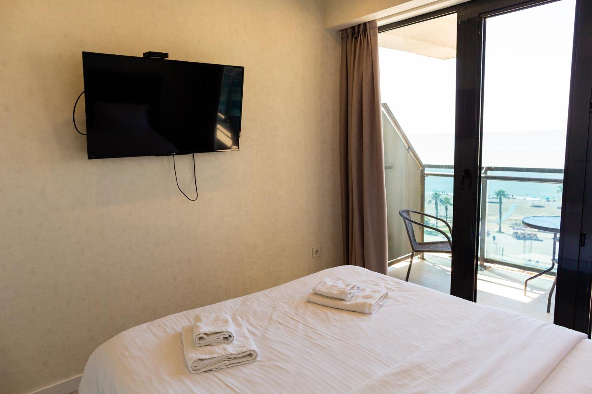 The Spot Apartments - Orbi Beach Tower Batumi Bagian luar foto