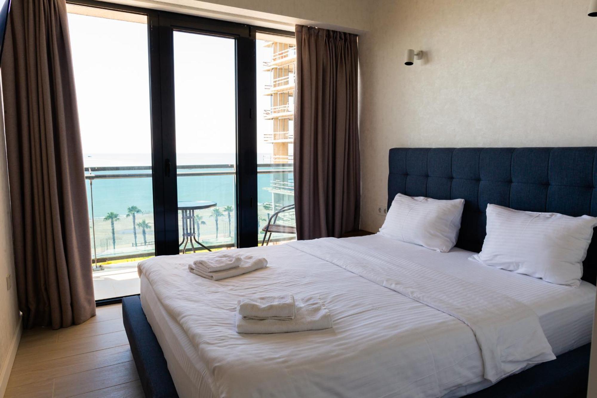 The Spot Apartments - Orbi Beach Tower Batumi Bagian luar foto